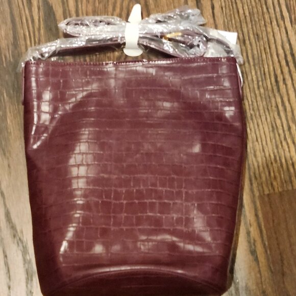 Neiman Marcus mock croc crossbody bucket bag - Picture 1 of 4